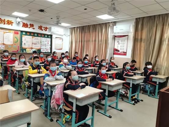 房间里有桌子和椅子
低可信度描述已自动生成